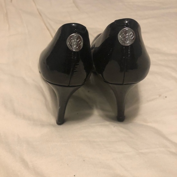 Black closed toe high heels. - Picture 4 of 8